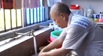 实拍茂名原人大主任为狱友端饭洗碗